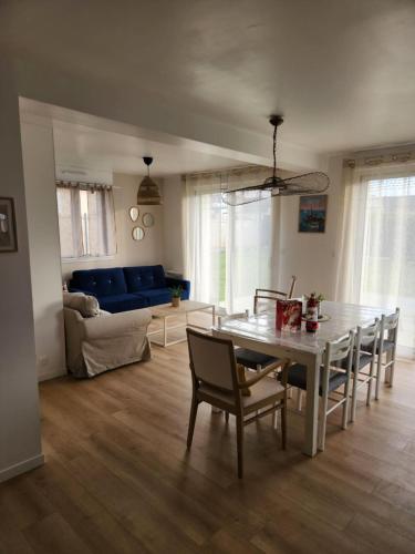 une salle à manger et un salon avec une table et des chaises dans l'établissement Ti an holen Maison familiale de charme à 5mn à pied de la plage et du port, à Ploudalmézeau