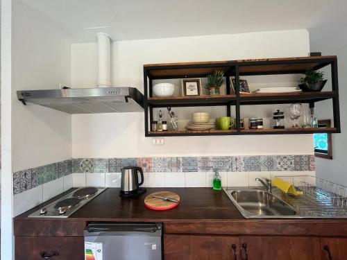 Una cocina o zona de cocina en Kayu Loft