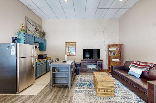 ein Wohnzimmer mit einem Sofa und einem Kühlschrank in der Unterkunft Lakefront Keystone Studio in Keystone