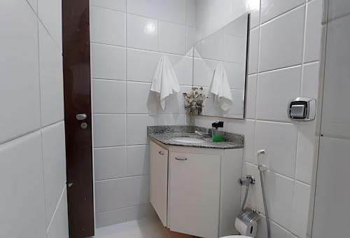 a bathroom with a sink and a mirror at 913 Sul, próxima ao parque, setor Policial e ENAP. in Brasilia