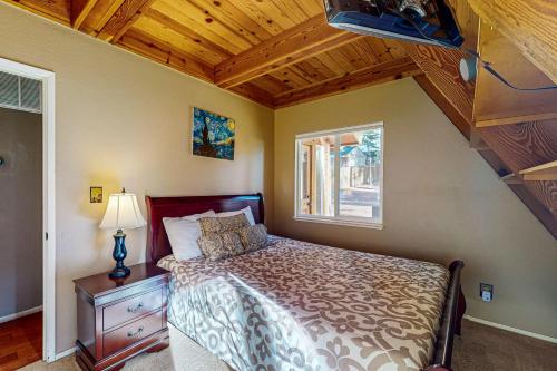 une petite chambre avec un lit et un escalier dans l'établissement Everness Dawn Retreat*, à Mevers