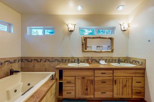 une salle de bain avec deux lavabos et une baignoire dans l'établissement Everness Dawn Retreat*, à Mevers