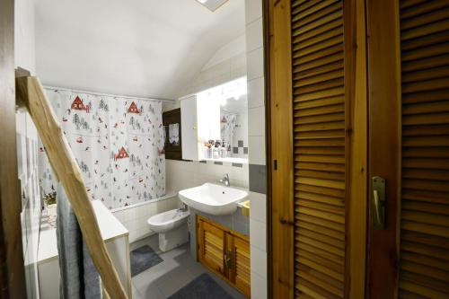 un baño con lavabo e inodoro en Maison EsterLina, en Villaret