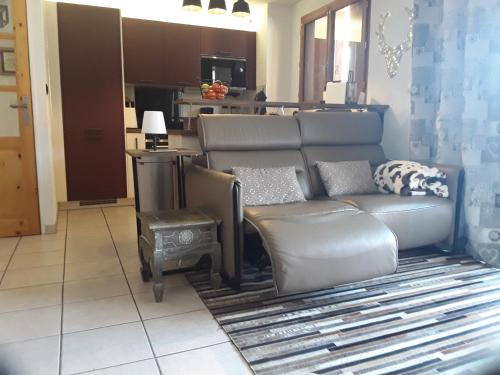 un salon avec un canapé et une table dans l'établissement Lumineux appt 2 chambres sur les hauteurs de Briançon, terrasse et garage, à Briançon