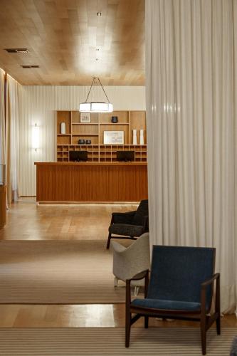 a waiting room with a chair and a waiting table at Boa Vista Surf Lodge in Pôrto Feliz