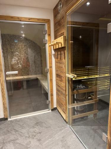 une porte en verre menant à une chambre avec placard dans l'établissement ARC 1950 HAMEAU du GLACIER 306, à Arc 1950