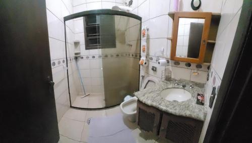 ein Badezimmer mit Dusche, Waschbecken und Toilette in der Unterkunft Casa para Réveillon na praia in São Sebastião