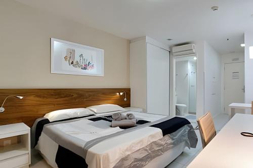 巴西利亚Vision, local nota 10! Academia, sauna e piscinas.的一间卧室，里面有一张大床，床上有一只泰迪熊