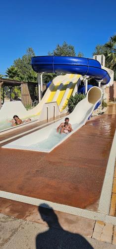 une ombre d'un homme sur un toboggan dans un parc aquatique dans l'établissement mobil home grand confort, à Valras-Plage
