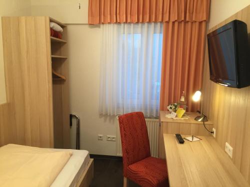 Μια τηλεόραση ή/και κέντρο ψυχαγωγίας στο Hotel Rose Heidelberg inklusive Frühstück, Saunanutzung und Parkplätze nach Verfügbarkeit