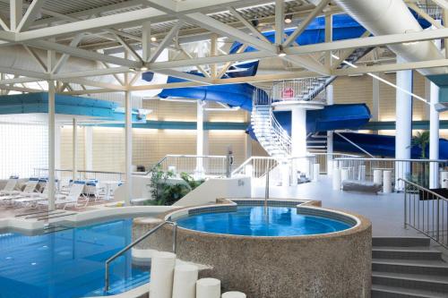 Bazén v ubytování Sheraton Cavalier Saskatoon Hotel nebo v jeho okolí