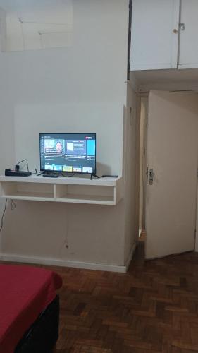 a computer monitor sitting on a shelf in a room at Meu apartamento em Copacabana próximo ao Posto 3 da PRAIA in Copacabana