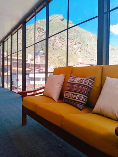 ピサックにあるTranquility Hotelの山の景色を望む部屋の黄色いソファ
