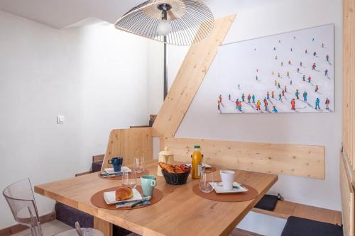 une table en bois avec deux assiettes de nourriture dans l'établissement L'Appart 52, magnifique duplex en plein coeur de Chamonix-Mont-Blanc, à Chamonix-Mont-Blanc