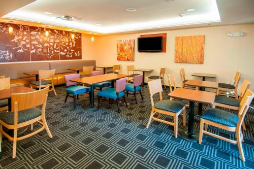 Televisyen dan/atau pusat hiburan di TownePlace Suites by Marriott Baton Rouge Gonzales