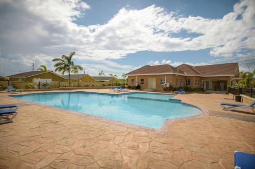 Πισίνα στο ή κοντά στο Chatéau Noir Drax Hall Country Club Gated Complex