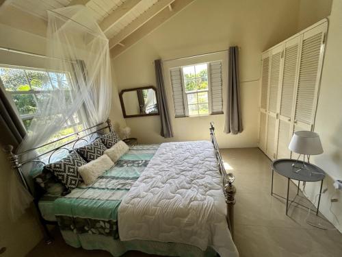 Ένα ή περισσότερα κρεβάτια σε δωμάτιο στο Chatéau Noir Drax Hall Country Club Gated Complex