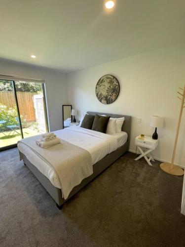 Ένα ή περισσότερα κρεβάτια σε δωμάτιο στο Urban Auckland Sanctuary