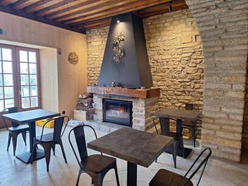 Photo de la galerie de l'établissement FraTern'Elle - Taverne & Chambres d'Hôtes, à Château-Chalon