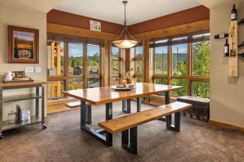 Gambar di galeri bagi Cowboy Corner Condo at Suncadia- Top Floor, Fairway & Mountain View, Fireplace, Smart TVs, Hi-speed Wi-Fi, Walk to Lodge di Cle Elum
