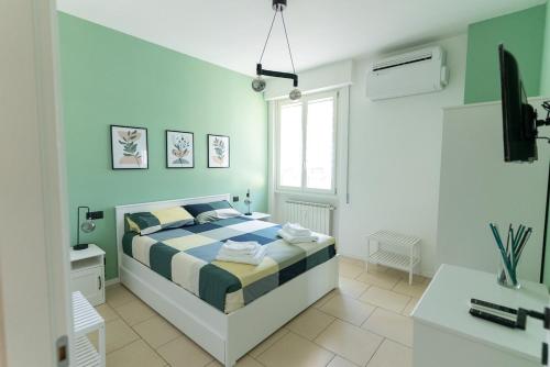 ein Schlafzimmer mit Bett, Schreibtisch und Fenster in der Unterkunft Modern Cosy Apartment Near Florence City Center in Florenz