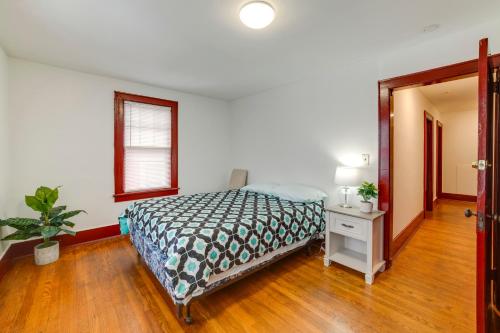 Postel nebo postele na pokoji v ubytování Walk to Cornell University Charming Duplex!