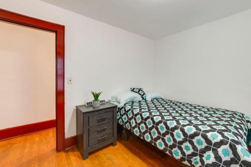 Postel nebo postele na pokoji v ubytování Walk to Cornell University Charming Duplex!