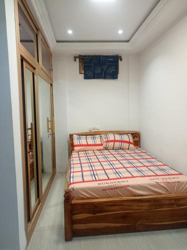 un dormitorio con una cama en una habitación en RDC Appart, en Lomé