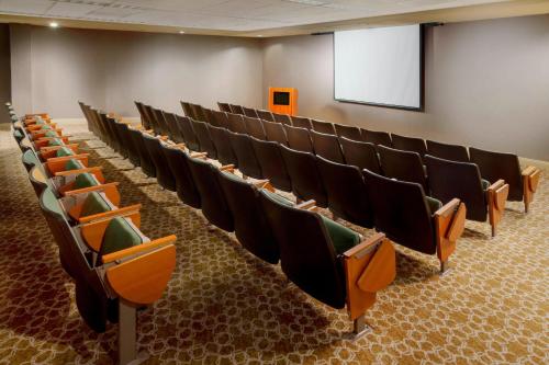 Sheraton Baltimore Northにあるビジネスエリアまたは会議室
