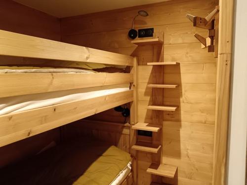 Cette chambre dispose de 2 lits superposés et de murs en bois. dans l'établissement Karibu, à Saint-Gervais-les-Bains