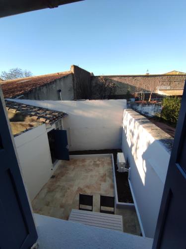 une vue depuis le toit d'un immeuble dans l'établissement Le Petit Gaffier, maison au pied de la Cité, avec 2 chambres et belle cour sans vis à vis, à Carcassonne