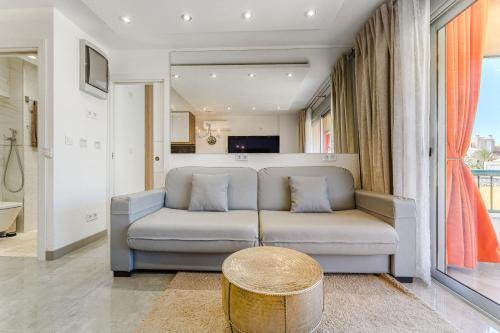 una sala de estar con un sofá y una mesa en Hermitage Homes TDS, en Playa de las Américas