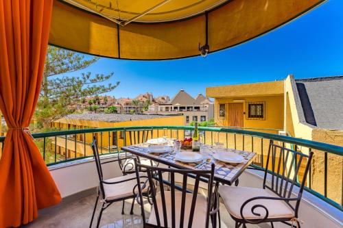 Una mesa y sillas en un balcón con vista. en Hermitage Homes TDS, en Playa de las Américas