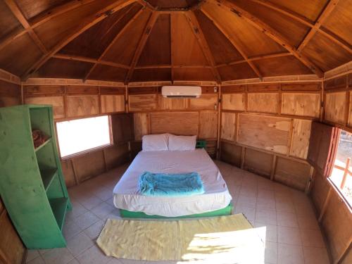 En eller flere senge i et værelse på Castle Beach