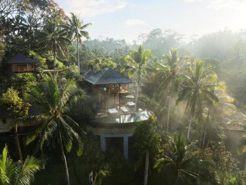 Taman di luar COMO Shambhala Estate
