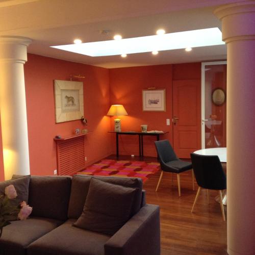 a living room with a couch and a table at Maison d'hôtes Bordeaux Centre Le Patio de l'Intendance in Bordeaux