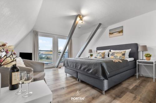 a bedroom with a bed and a couch at Apartment 25 in Kappeln