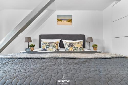 カッペルンにあるApartment 24のベッドルーム1室(大型ベッド1台、枕2つ付)