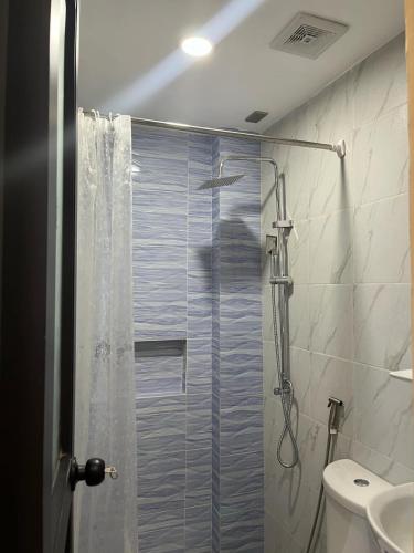 a bathroom with a shower with a toilet and a sink at Lisro Sleep and Relax in San Juan