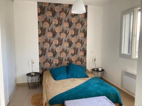 - une chambre avec un lit orné d'un mur fleuri dans l'établissement Appartement T3 à Aléria, à Aléria