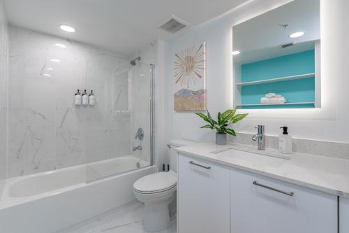 Ένα μπάνιο στο Stylish 1-Bedroom Apartment with Pool, Gym, Free Parking, Rooftop and Balcony - 5 Min to Hollywood Beach! - 10 Min to FLL Airport