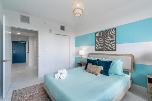 Ένα ή περισσότερα κρεβάτια σε δωμάτιο στο Stylish 1-Bedroom Apartment with Pool, Gym, Free Parking, Rooftop and Balcony - 5 Min to Hollywood Beach! - 10 Min to FLL Airport