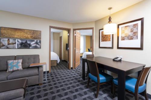 Posezení v ubytování TownePlace Suites by Marriott East Lansing
