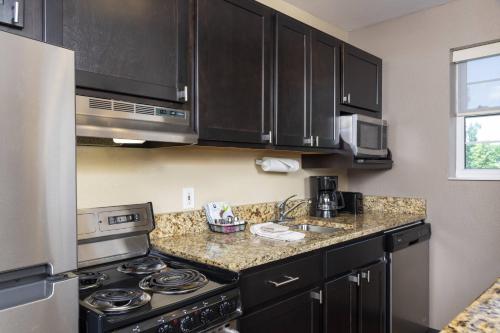 Kuchyň nebo kuchyňský kout v ubytování TownePlace Suites by Marriott East Lansing