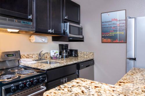 Kuchyň nebo kuchyňský kout v ubytování TownePlace Suites by Marriott East Lansing