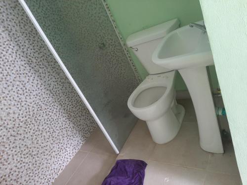 a bathroom with a toilet and a sink at Tarde trankila in Sabana de Nisibón