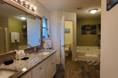 une salle de bain avec un lavabo, une baignoire et des toilettes dans l'établissement Punham Getaway, à Navarre