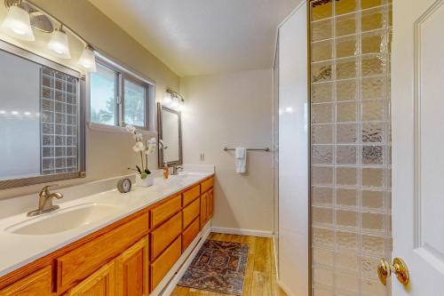 une salle de bain avec lavabo et douche dans l'établissement Back Nine Bungalow, à South Lake Tahoe
