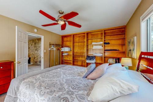 une chambre avec un lit et un ventilateur de plafond dans l'établissement Back Nine Bungalow, à South Lake Tahoe