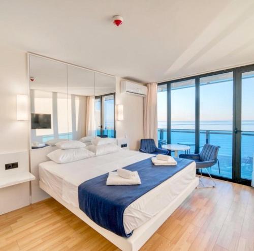 Rúm í herbergi á Modern Sea View Aparthotel in Orbi City Batumi
